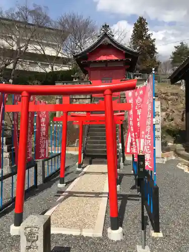 築山稲荷大明神の鳥居