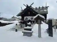 札幌諏訪神社の{uncategorized: "未分類", other: "その他", undefined: "問題あり", building: "その他建物", grave: "お墓", sacred_gate: "鳥居", guardian: "狛犬", statue: "像", buddha: "仏像", history: "歴史", nature: "自然", garden: "庭園", animal: "動物", pagoda: "塔", temizu: "手水舎", mountain_gate: "山門・神門", sanctuary: "本殿・本堂", subordinate: "末社・摂社", art: "芸術", scenery: "景色", jizo: "地蔵", ema: "絵馬", goshuin: "御朱印", omikuji: "おみくじ", items: "授与品その他", amulet: "お守り", goshuincho: "御朱印帳", eats: "食事", festival: "お祭り", votive_dance: "神楽", shichigosan: "七五三参", wedding: "結婚式", experience: "体験その他", initially: "初詣", around: "周辺", anti_infection: "感染症対策"}