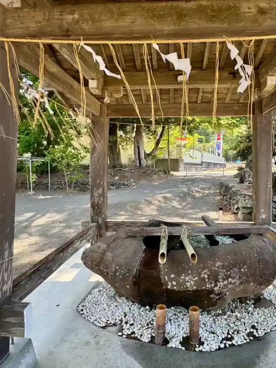 熊野神社の{uncategorized: "未分類", other: "その他", undefined: "問題あり", building: "その他建物", grave: "お墓", sacred_gate: "鳥居", guardian: "狛犬", statue: "像", buddha: "仏像", history: "歴史", nature: "自然", garden: "庭園", animal: "動物", pagoda: "塔", temizu: "手水舎", mountain_gate: "山門・神門", sanctuary: "本殿・本堂", subordinate: "末社・摂社", art: "芸術", scenery: "景色", jizo: "地蔵", ema: "絵馬", goshuin: "御朱印", omikuji: "おみくじ", items: "授与品その他", amulet: "お守り", goshuincho: "御朱印帳", eats: "食事", festival: "お祭り", votive_dance: "神楽", shichigosan: "七五三参", wedding: "結婚式", experience: "体験その他", initially: "初詣", around: "周辺", anti_infection: "感染症対策"}