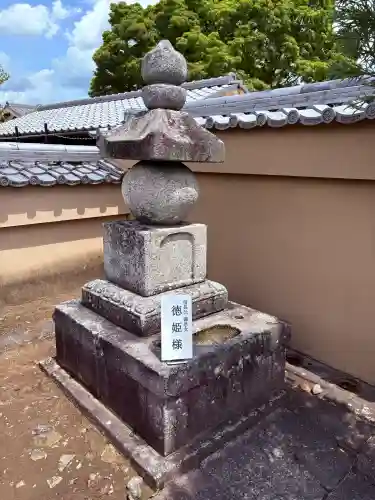 総見院の{uncategorized: "未分類", other: "その他", undefined: "問題あり", building: "その他建物", grave: "お墓", sacred_gate: "鳥居", guardian: "狛犬", statue: "像", buddha: "仏像", history: "歴史", nature: "自然", garden: "庭園", animal: "動物", pagoda: "塔", temizu: "手水舎", mountain_gate: "山門・神門", sanctuary: "本殿・本堂", subordinate: "末社・摂社", art: "芸術", scenery: "景色", jizo: "地蔵", ema: "絵馬", goshuin: "御朱印", omikuji: "おみくじ", items: "授与品その他", amulet: "お守り", goshuincho: "御朱印帳", eats: "食事", festival: "お祭り", votive_dance: "神楽", shichigosan: "七五三参", wedding: "結婚式", experience: "体験その他", initially: "初詣", around: "周辺", anti_infection: "感染症対策"}
