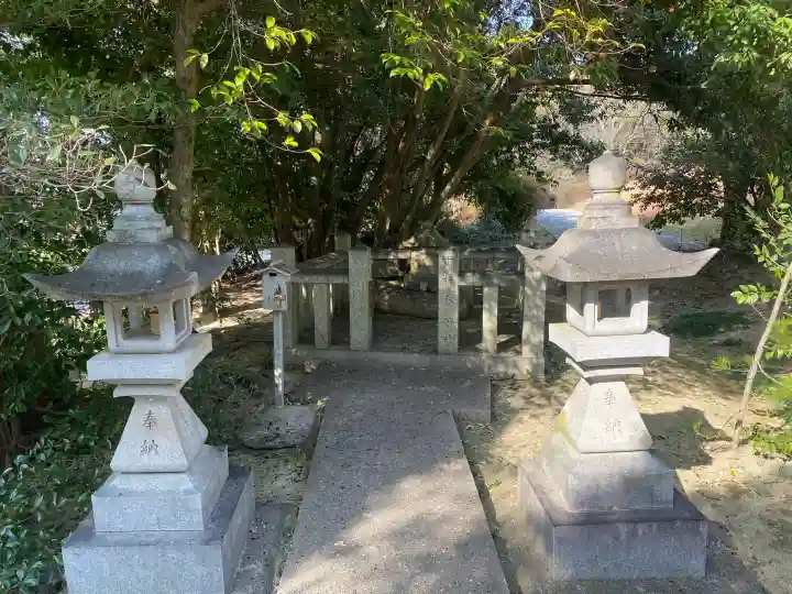 一岡神社の{uncategorized: "未分類", other: "その他", undefined: "問題あり", building: "その他建物", grave: "お墓", sacred_gate: "鳥居", guardian: "狛犬", statue: "像", buddha: "仏像", history: "歴史", nature: "自然", garden: "庭園", animal: "動物", pagoda: "塔", temizu: "手水舎", mountain_gate: "山門・神門", sanctuary: "本殿・本堂", subordinate: "末社・摂社", art: "芸術", scenery: "景色", jizo: "地蔵", ema: "絵馬", goshuin: "御朱印", omikuji: "おみくじ", items: "授与品その他", amulet: "お守り", goshuincho: "御朱印帳", eats: "食事", festival: "お祭り", votive_dance: "神楽", shichigosan: "七五三参", wedding: "結婚式", experience: "体験その他", initially: "初詣", around: "周辺", anti_infection: "感染症対策"}