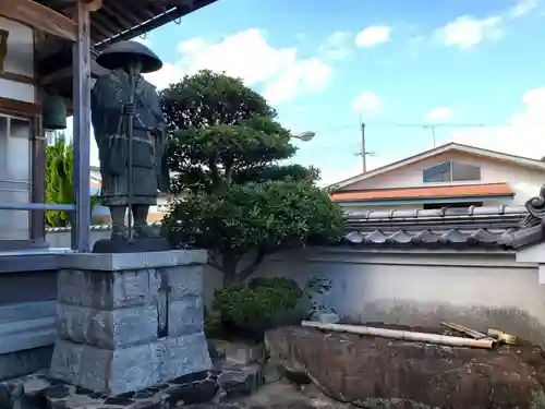 法伝寺の像