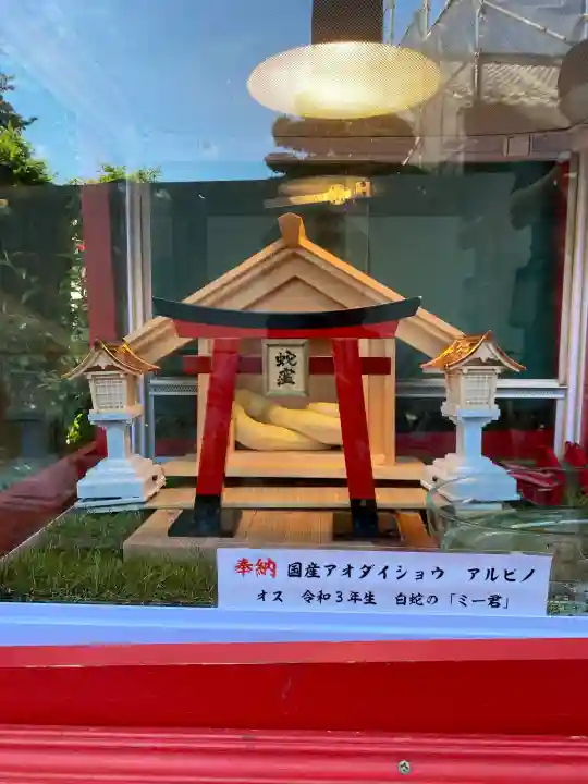 蛇窪神社の{uncategorized: "未分類", other: "その他", undefined: "問題あり", building: "その他建物", grave: "お墓", sacred_gate: "鳥居", guardian: "狛犬", statue: "像", buddha: "仏像", history: "歴史", nature: "自然", garden: "庭園", animal: "動物", pagoda: "塔", temizu: "手水舎", mountain_gate: "山門・神門", sanctuary: "本殿・本堂", subordinate: "末社・摂社", art: "芸術", scenery: "景色", jizo: "地蔵", ema: "絵馬", goshuin: "御朱印", omikuji: "おみくじ", items: "授与品その他", amulet: "お守り", goshuincho: "御朱印帳", eats: "食事", festival: "お祭り", votive_dance: "神楽", shichigosan: "七五三参", wedding: "結婚式", experience: "体験その他", initially: "初詣", around: "周辺", anti_infection: "感染症対策"}