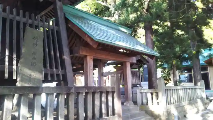 大日靈貴神社の山門・神門