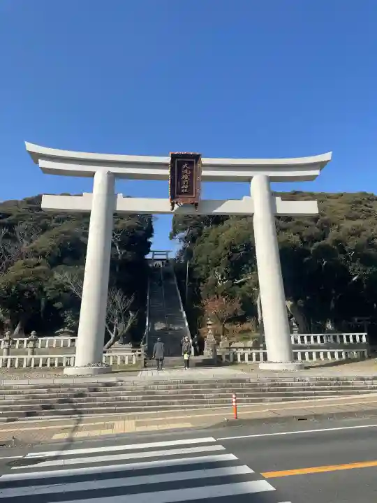 大洗磯前神社の{uncategorized: "未分類", other: "その他", undefined: "問題あり", building: "その他建物", grave: "お墓", sacred_gate: "鳥居", guardian: "狛犬", statue: "像", buddha: "仏像", history: "歴史", nature: "自然", garden: "庭園", animal: "動物", pagoda: "塔", temizu: "手水舎", mountain_gate: "山門・神門", sanctuary: "本殿・本堂", subordinate: "末社・摂社", art: "芸術", scenery: "景色", jizo: "地蔵", ema: "絵馬", goshuin: "御朱印", omikuji: "おみくじ", items: "授与品その他", amulet: "お守り", goshuincho: "御朱印帳", eats: "食事", festival: "お祭り", votive_dance: "神楽", shichigosan: "七五三参", wedding: "結婚式", experience: "体験その他", initially: "初詣", around: "周辺", anti_infection: "感染症対策"}