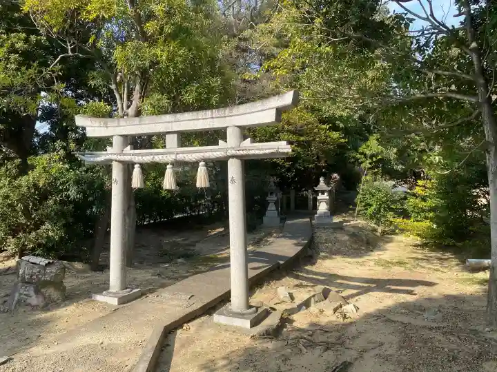 一岡神社の{uncategorized: "未分類", other: "その他", undefined: "問題あり", building: "その他建物", grave: "お墓", sacred_gate: "鳥居", guardian: "狛犬", statue: "像", buddha: "仏像", history: "歴史", nature: "自然", garden: "庭園", animal: "動物", pagoda: "塔", temizu: "手水舎", mountain_gate: "山門・神門", sanctuary: "本殿・本堂", subordinate: "末社・摂社", art: "芸術", scenery: "景色", jizo: "地蔵", ema: "絵馬", goshuin: "御朱印", omikuji: "おみくじ", items: "授与品その他", amulet: "お守り", goshuincho: "御朱印帳", eats: "食事", festival: "お祭り", votive_dance: "神楽", shichigosan: "七五三参", wedding: "結婚式", experience: "体験その他", initially: "初詣", around: "周辺", anti_infection: "感染症対策"}
