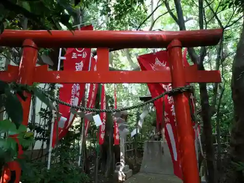 座間神社の鳥居