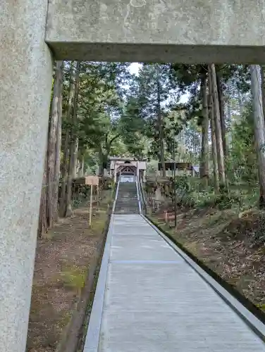 眞名井神社（籠神社奥宮）の{uncategorized: "未分類", other: "その他", undefined: "問題あり", building: "その他建物", grave: "お墓", sacred_gate: "鳥居", guardian: "狛犬", statue: "像", buddha: "仏像", history: "歴史", nature: "自然", garden: "庭園", animal: "動物", pagoda: "塔", temizu: "手水舎", mountain_gate: "山門・神門", sanctuary: "本殿・本堂", subordinate: "末社・摂社", art: "芸術", scenery: "景色", jizo: "地蔵", ema: "絵馬", goshuin: "御朱印", omikuji: "おみくじ", items: "授与品その他", amulet: "お守り", goshuincho: "御朱印帳", eats: "食事", festival: "お祭り", votive_dance: "神楽", shichigosan: "七五三参", wedding: "結婚式", experience: "体験その他", initially: "初詣", around: "周辺", anti_infection: "感染症対策"}
