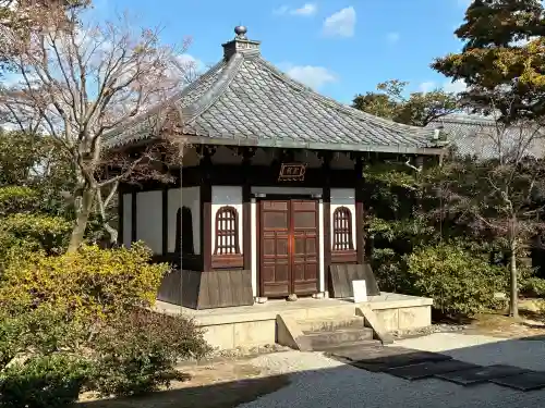 建仁寺（建仁禅寺）の{uncategorized: "未分類", other: "その他", undefined: "問題あり", building: "その他建物", grave: "お墓", sacred_gate: "鳥居", guardian: "狛犬", statue: "像", buddha: "仏像", history: "歴史", nature: "自然", garden: "庭園", animal: "動物", pagoda: "塔", temizu: "手水舎", mountain_gate: "山門・神門", sanctuary: "本殿・本堂", subordinate: "末社・摂社", art: "芸術", scenery: "景色", jizo: "地蔵", ema: "絵馬", goshuin: "御朱印", omikuji: "おみくじ", items: "授与品その他", amulet: "お守り", goshuincho: "御朱印帳", eats: "食事", festival: "お祭り", votive_dance: "神楽", shichigosan: "七五三参", wedding: "結婚式", experience: "体験その他", initially: "初詣", around: "周辺", anti_infection: "感染症対策"}