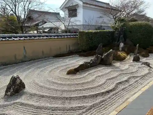 瑞峯院の{uncategorized: "未分類", other: "その他", undefined: "問題あり", building: "その他建物", grave: "お墓", sacred_gate: "鳥居", guardian: "狛犬", statue: "像", buddha: "仏像", history: "歴史", nature: "自然", garden: "庭園", animal: "動物", pagoda: "塔", temizu: "手水舎", mountain_gate: "山門・神門", sanctuary: "本殿・本堂", subordinate: "末社・摂社", art: "芸術", scenery: "景色", jizo: "地蔵", ema: "絵馬", goshuin: "御朱印", omikuji: "おみくじ", items: "授与品その他", amulet: "お守り", goshuincho: "御朱印帳", eats: "食事", festival: "お祭り", votive_dance: "神楽", shichigosan: "七五三参", wedding: "結婚式", experience: "体験その他", initially: "初詣", around: "周辺", anti_infection: "感染症対策"}