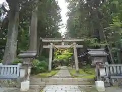 雄山神社中宮祈願殿の鳥居