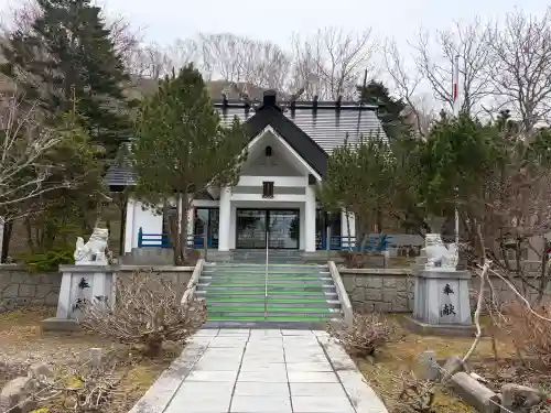 霧多布神社の{uncategorized: "未分類", other: "その他", undefined: "問題あり", building: "その他建物", grave: "お墓", sacred_gate: "鳥居", guardian: "狛犬", statue: "像", buddha: "仏像", history: "歴史", nature: "自然", garden: "庭園", animal: "動物", pagoda: "塔", temizu: "手水舎", mountain_gate: "山門・神門", sanctuary: "本殿・本堂", subordinate: "末社・摂社", art: "芸術", scenery: "景色", jizo: "地蔵", ema: "絵馬", goshuin: "御朱印", omikuji: "おみくじ", items: "授与品その他", amulet: "お守り", goshuincho: "御朱印帳", eats: "食事", festival: "お祭り", votive_dance: "神楽", shichigosan: "七五三参", wedding: "結婚式", experience: "体験その他", initially: "初詣", around: "周辺", anti_infection: "感染症対策"}