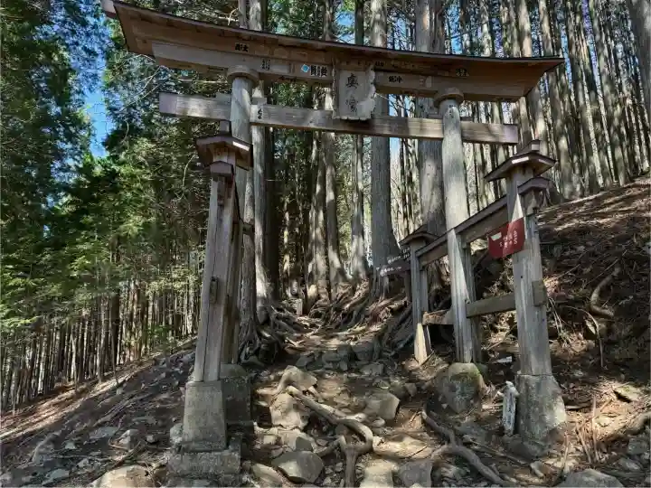 三峯神社奥宮の{uncategorized: "未分類", other: "その他", undefined: "問題あり", building: "その他建物", grave: "お墓", sacred_gate: "鳥居", guardian: "狛犬", statue: "像", buddha: "仏像", history: "歴史", nature: "自然", garden: "庭園", animal: "動物", pagoda: "塔", temizu: "手水舎", mountain_gate: "山門・神門", sanctuary: "本殿・本堂", subordinate: "末社・摂社", art: "芸術", scenery: "景色", jizo: "地蔵", ema: "絵馬", goshuin: "御朱印", omikuji: "おみくじ", items: "授与品その他", amulet: "お守り", goshuincho: "御朱印帳", eats: "食事", festival: "お祭り", votive_dance: "神楽", shichigosan: "七五三参", wedding: "結婚式", experience: "体験その他", initially: "初詣", around: "周辺", anti_infection: "感染症対策"}