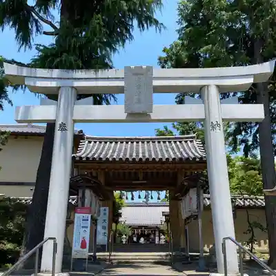 片埜神社の山門・神門