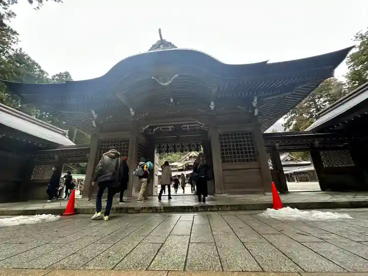 彌彦神社の山門・神門