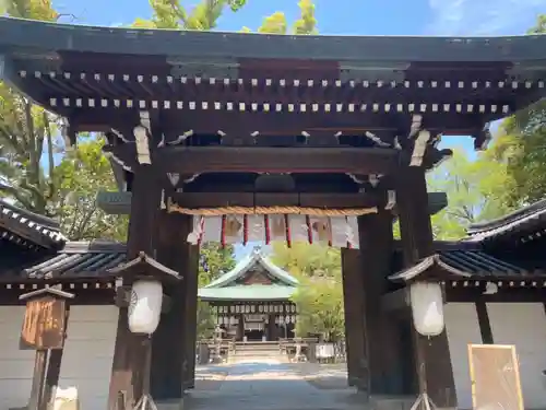 白峯神宮の山門・神門