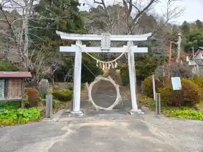 新山神社の{uncategorized: "未分類", other: "その他", undefined: "問題あり", building: "その他建物", grave: "お墓", sacred_gate: "鳥居", guardian: "狛犬", statue: "像", buddha: "仏像", history: "歴史", nature: "自然", garden: "庭園", animal: "動物", pagoda: "塔", temizu: "手水舎", mountain_gate: "山門・神門", sanctuary: "本殿・本堂", subordinate: "末社・摂社", art: "芸術", scenery: "景色", jizo: "地蔵", ema: "絵馬", goshuin: "御朱印", omikuji: "おみくじ", items: "授与品その他", amulet: "お守り", goshuincho: "御朱印帳", eats: "食事", festival: "お祭り", votive_dance: "神楽", shichigosan: "七五三参", wedding: "結婚式", experience: "体験その他", initially: "初詣", around: "周辺", anti_infection: "感染症対策"}