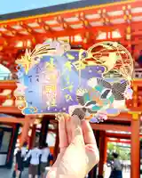 切り絵御朱印【神むすひ】

この御朱印は、季節ごとに調製した特別なものです。
周りには夏の大三角形と、織姫・彦星を結ぶ掛け橋とされる鵲（かささぎ）を配し、七月の夜空に煌めく「天の川」をイメージし、切り絵にて調製致しました。
むすびの神・生田大神との御神縁を「神むすひ」という言葉で表現し、この文月が、運気が昇り良き御縁を結ぶ、幸せ多き月となりますことをお祈り致します。
※縁結びの御社とされる当社建物の屋根には青銅の鵲をあげ、皆様をお迎えしております。
※周りの星の一部を通常のレーザーカットではなく、レーザーの出力を調整し紙を削る技法（ハーフカット）を用いて他には無い表現をしております。

授与期間：令和７年７月１日〜７月３１日
※状況により無くなる場合もございます。

初穂料：１，０００円
https://ikutajinja.official.ec/items/111301183