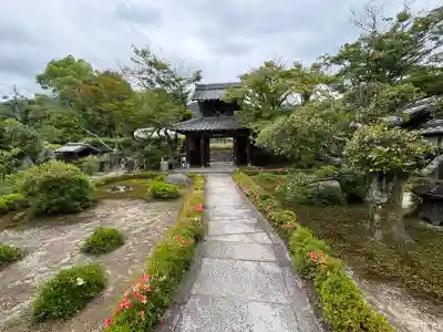 禅華院の{uncategorized: "未分類", other: "その他", undefined: "問題あり", building: "その他建物", grave: "お墓", sacred_gate: "鳥居", guardian: "狛犬", statue: "像", buddha: "仏像", history: "歴史", nature: "自然", garden: "庭園", animal: "動物", pagoda: "塔", temizu: "手水舎", mountain_gate: "山門・神門", sanctuary: "本殿・本堂", subordinate: "末社・摂社", art: "芸術", scenery: "景色", jizo: "地蔵", ema: "絵馬", goshuin: "御朱印", omikuji: "おみくじ", items: "授与品その他", amulet: "お守り", goshuincho: "御朱印帳", eats: "食事", festival: "お祭り", votive_dance: "神楽", shichigosan: "七五三参", wedding: "結婚式", experience: "体験その他", initially: "初詣", around: "周辺", anti_infection: "感染症対策"}
