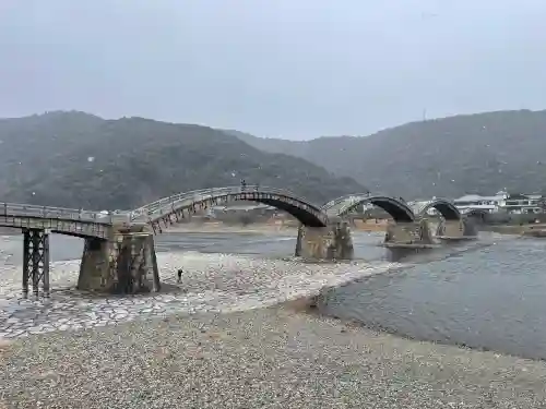 吉香神社の{uncategorized: "未分類", other: "その他", undefined: "問題あり", building: "その他建物", grave: "お墓", sacred_gate: "鳥居", guardian: "狛犬", statue: "像", buddha: "仏像", history: "歴史", nature: "自然", garden: "庭園", animal: "動物", pagoda: "塔", temizu: "手水舎", mountain_gate: "山門・神門", sanctuary: "本殿・本堂", subordinate: "末社・摂社", art: "芸術", scenery: "景色", jizo: "地蔵", ema: "絵馬", goshuin: "御朱印", omikuji: "おみくじ", items: "授与品その他", amulet: "お守り", goshuincho: "御朱印帳", eats: "食事", festival: "お祭り", votive_dance: "神楽", shichigosan: "七五三参", wedding: "結婚式", experience: "体験その他", initially: "初詣", around: "周辺", anti_infection: "感染症対策"}