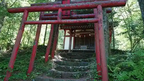 稲荷社（忍野八海　出口池）の本殿・本堂