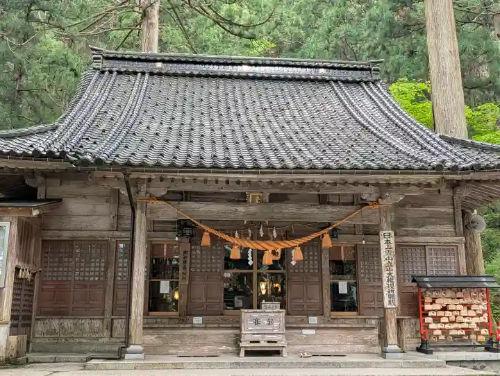 雄山神社中宮祈願殿の{uncategorized: "未分類", other: "その他", undefined: "問題あり", building: "その他建物", grave: "お墓", sacred_gate: "鳥居", guardian: "狛犬", statue: "像", buddha: "仏像", history: "歴史", nature: "自然", garden: "庭園", animal: "動物", pagoda: "塔", temizu: "手水舎", mountain_gate: "山門・神門", sanctuary: "本殿・本堂", subordinate: "末社・摂社", art: "芸術", scenery: "景色", jizo: "地蔵", ema: "絵馬", goshuin: "御朱印", omikuji: "おみくじ", items: "授与品その他", amulet: "お守り", goshuincho: "御朱印帳", eats: "食事", festival: "お祭り", votive_dance: "神楽", shichigosan: "七五三参", wedding: "結婚式", experience: "体験その他", initially: "初詣", around: "周辺", anti_infection: "感染症対策"}