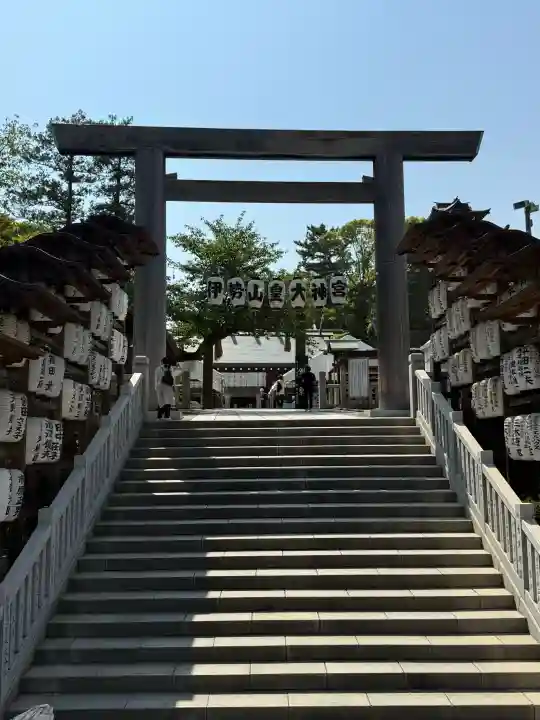 伊勢山皇大神宮の{uncategorized: "未分類", other: "その他", undefined: "問題あり", building: "その他建物", grave: "お墓", sacred_gate: "鳥居", guardian: "狛犬", statue: "像", buddha: "仏像", history: "歴史", nature: "自然", garden: "庭園", animal: "動物", pagoda: "塔", temizu: "手水舎", mountain_gate: "山門・神門", sanctuary: "本殿・本堂", subordinate: "末社・摂社", art: "芸術", scenery: "景色", jizo: "地蔵", ema: "絵馬", goshuin: "御朱印", omikuji: "おみくじ", items: "授与品その他", amulet: "お守り", goshuincho: "御朱印帳", eats: "食事", festival: "お祭り", votive_dance: "神楽", shichigosan: "七五三参", wedding: "結婚式", experience: "体験その他", initially: "初詣", around: "周辺", anti_infection: "感染症対策"}