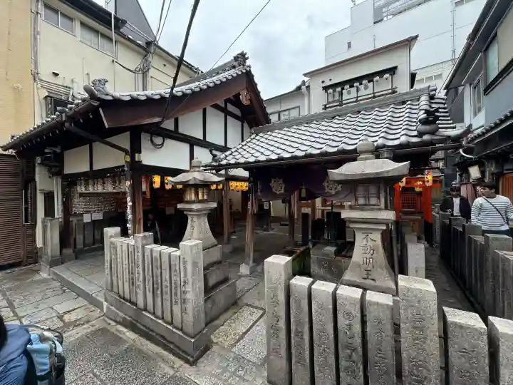 法善寺の{uncategorized: "未分類", other: "その他", undefined: "問題あり", building: "その他建物", grave: "お墓", sacred_gate: "鳥居", guardian: "狛犬", statue: "像", buddha: "仏像", history: "歴史", nature: "自然", garden: "庭園", animal: "動物", pagoda: "塔", temizu: "手水舎", mountain_gate: "山門・神門", sanctuary: "本殿・本堂", subordinate: "末社・摂社", art: "芸術", scenery: "景色", jizo: "地蔵", ema: "絵馬", goshuin: "御朱印", omikuji: "おみくじ", items: "授与品その他", amulet: "お守り", goshuincho: "御朱印帳", eats: "食事", festival: "お祭り", votive_dance: "神楽", shichigosan: "七五三参", wedding: "結婚式", experience: "体験その他", initially: "初詣", around: "周辺", anti_infection: "感染症対策"}