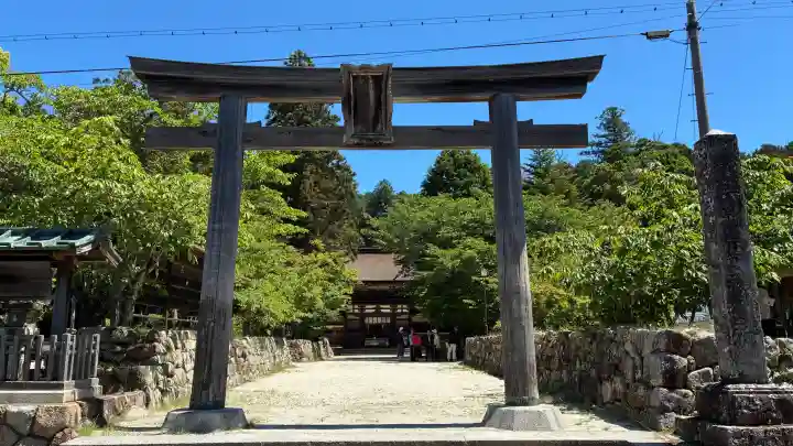 油日神社の{uncategorized: "未分類", other: "その他", undefined: "問題あり", building: "その他建物", grave: "お墓", sacred_gate: "鳥居", guardian: "狛犬", statue: "像", buddha: "仏像", history: "歴史", nature: "自然", garden: "庭園", animal: "動物", pagoda: "塔", temizu: "手水舎", mountain_gate: "山門・神門", sanctuary: "本殿・本堂", subordinate: "末社・摂社", art: "芸術", scenery: "景色", jizo: "地蔵", ema: "絵馬", goshuin: "御朱印", omikuji: "おみくじ", items: "授与品その他", amulet: "お守り", goshuincho: "御朱印帳", eats: "食事", festival: "お祭り", votive_dance: "神楽", shichigosan: "七五三参", wedding: "結婚式", experience: "体験その他", initially: "初詣", around: "周辺", anti_infection: "感染症対策"}