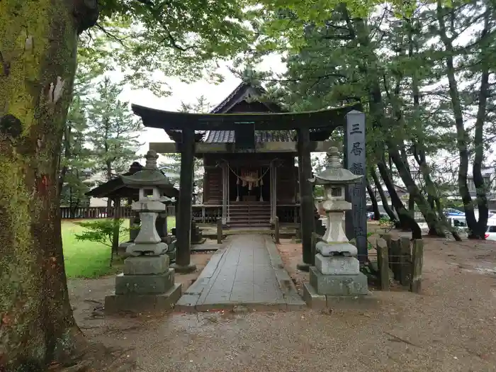 三居稲荷神社の本殿