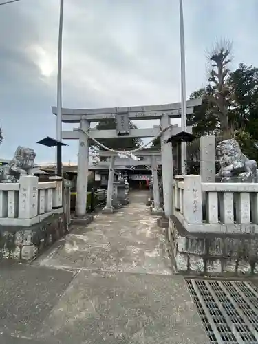 白蛇辨財天の鳥居