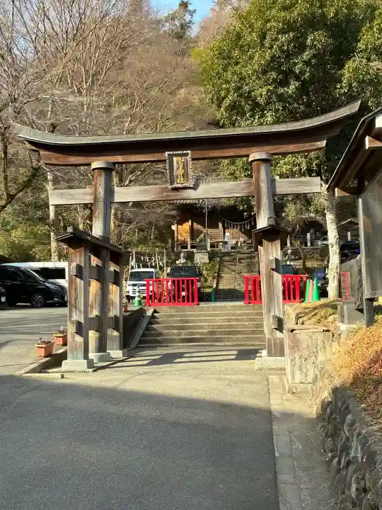 高尾山麓氷川神社の{uncategorized: "未分類", other: "その他", undefined: "問題あり", building: "その他建物", grave: "お墓", sacred_gate: "鳥居", guardian: "狛犬", statue: "像", buddha: "仏像", history: "歴史", nature: "自然", garden: "庭園", animal: "動物", pagoda: "塔", temizu: "手水舎", mountain_gate: "山門・神門", sanctuary: "本殿・本堂", subordinate: "末社・摂社", art: "芸術", scenery: "景色", jizo: "地蔵", ema: "絵馬", goshuin: "御朱印", omikuji: "おみくじ", items: "授与品その他", amulet: "お守り", goshuincho: "御朱印帳", eats: "食事", festival: "お祭り", votive_dance: "神楽", shichigosan: "七五三参", wedding: "結婚式", experience: "体験その他", initially: "初詣", around: "周辺", anti_infection: "感染症対策"}