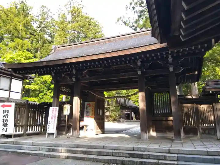 雄山神社前立社壇の{uncategorized: "未分類", other: "その他", undefined: "問題あり", building: "その他建物", grave: "お墓", sacred_gate: "鳥居", guardian: "狛犬", statue: "像", buddha: "仏像", history: "歴史", nature: "自然", garden: "庭園", animal: "動物", pagoda: "塔", temizu: "手水舎", mountain_gate: "山門・神門", sanctuary: "本殿・本堂", subordinate: "末社・摂社", art: "芸術", scenery: "景色", jizo: "地蔵", ema: "絵馬", goshuin: "御朱印", omikuji: "おみくじ", items: "授与品その他", amulet: "お守り", goshuincho: "御朱印帳", eats: "食事", festival: "お祭り", votive_dance: "神楽", shichigosan: "七五三参", wedding: "結婚式", experience: "体験その他", initially: "初詣", around: "周辺", anti_infection: "感染症対策"}