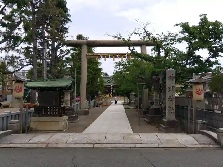 神明神社の{uncategorized: "未分類", other: "その他", undefined: "問題あり", building: "その他建物", grave: "お墓", sacred_gate: "鳥居", guardian: "狛犬", statue: "像", buddha: "仏像", history: "歴史", nature: "自然", garden: "庭園", animal: "動物", pagoda: "塔", temizu: "手水舎", mountain_gate: "山門・神門", sanctuary: "本殿・本堂", subordinate: "末社・摂社", art: "芸術", scenery: "景色", jizo: "地蔵", ema: "絵馬", goshuin: "御朱印", omikuji: "おみくじ", items: "授与品その他", amulet: "お守り", goshuincho: "御朱印帳", eats: "食事", festival: "お祭り", votive_dance: "神楽", shichigosan: "七五三参", wedding: "結婚式", experience: "体験その他", initially: "初詣", around: "周辺", anti_infection: "感染症対策"}