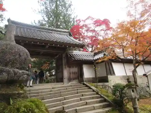 西明寺の山門