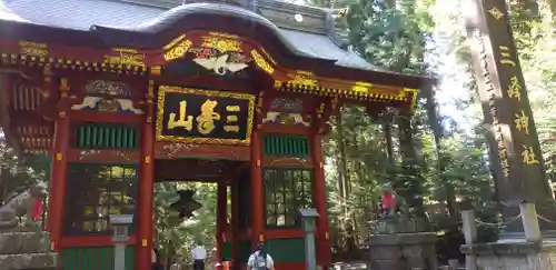 三峯神社の山門・神門