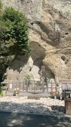 花窟神社の{uncategorized: "未分類", other: "その他", undefined: "問題あり", building: "その他建物", grave: "お墓", sacred_gate: "鳥居", guardian: "狛犬", statue: "像", buddha: "仏像", history: "歴史", nature: "自然", garden: "庭園", animal: "動物", pagoda: "塔", temizu: "手水舎", mountain_gate: "山門・神門", sanctuary: "本殿・本堂", subordinate: "末社・摂社", art: "芸術", scenery: "景色", jizo: "地蔵", ema: "絵馬", goshuin: "御朱印", omikuji: "おみくじ", items: "授与品その他", amulet: "お守り", goshuincho: "御朱印帳", eats: "食事", festival: "お祭り", votive_dance: "神楽", shichigosan: "七五三参", wedding: "結婚式", experience: "体験その他", initially: "初詣", around: "周辺", anti_infection: "感染症対策"}