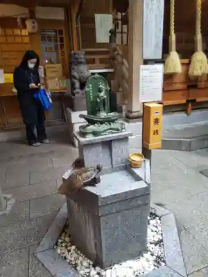 小網神社の像