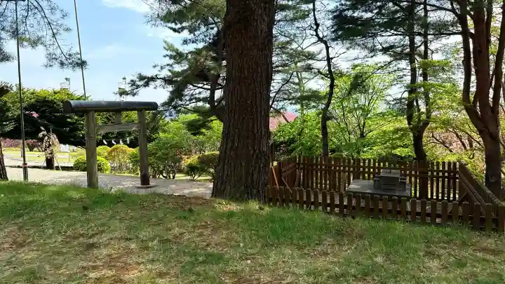 石崎地主海神社の{uncategorized: "未分類", other: "その他", undefined: "問題あり", building: "その他建物", grave: "お墓", sacred_gate: "鳥居", guardian: "狛犬", statue: "像", buddha: "仏像", history: "歴史", nature: "自然", garden: "庭園", animal: "動物", pagoda: "塔", temizu: "手水舎", mountain_gate: "山門・神門", sanctuary: "本殿・本堂", subordinate: "末社・摂社", art: "芸術", scenery: "景色", jizo: "地蔵", ema: "絵馬", goshuin: "御朱印", omikuji: "おみくじ", items: "授与品その他", amulet: "お守り", goshuincho: "御朱印帳", eats: "食事", festival: "お祭り", votive_dance: "神楽", shichigosan: "七五三参", wedding: "結婚式", experience: "体験その他", initially: "初詣", around: "周辺", anti_infection: "感染症対策"}