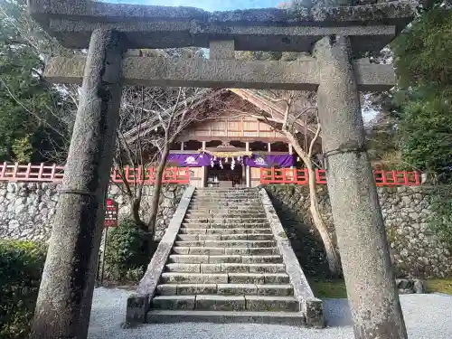 高鴨神社の{uncategorized: "未分類", other: "その他", undefined: "問題あり", building: "その他建物", grave: "お墓", sacred_gate: "鳥居", guardian: "狛犬", statue: "像", buddha: "仏像", history: "歴史", nature: "自然", garden: "庭園", animal: "動物", pagoda: "塔", temizu: "手水舎", mountain_gate: "山門・神門", sanctuary: "本殿・本堂", subordinate: "末社・摂社", art: "芸術", scenery: "景色", jizo: "地蔵", ema: "絵馬", goshuin: "御朱印", omikuji: "おみくじ", items: "授与品その他", amulet: "お守り", goshuincho: "御朱印帳", eats: "食事", festival: "お祭り", votive_dance: "神楽", shichigosan: "七五三参", wedding: "結婚式", experience: "体験その他", initially: "初詣", around: "周辺", anti_infection: "感染症対策"}