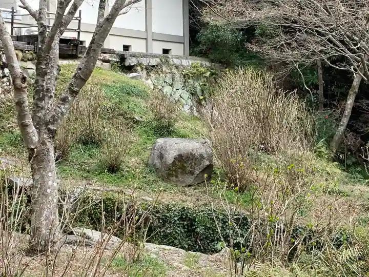 東大寺別院阿弥陀寺の{uncategorized: "未分類", other: "その他", undefined: "問題あり", building: "その他建物", grave: "お墓", sacred_gate: "鳥居", guardian: "狛犬", statue: "像", buddha: "仏像", history: "歴史", nature: "自然", garden: "庭園", animal: "動物", pagoda: "塔", temizu: "手水舎", mountain_gate: "山門・神門", sanctuary: "本殿・本堂", subordinate: "末社・摂社", art: "芸術", scenery: "景色", jizo: "地蔵", ema: "絵馬", goshuin: "御朱印", omikuji: "おみくじ", items: "授与品その他", amulet: "お守り", goshuincho: "御朱印帳", eats: "食事", festival: "お祭り", votive_dance: "神楽", shichigosan: "七五三参", wedding: "結婚式", experience: "体験その他", initially: "初詣", around: "周辺", anti_infection: "感染症対策"}