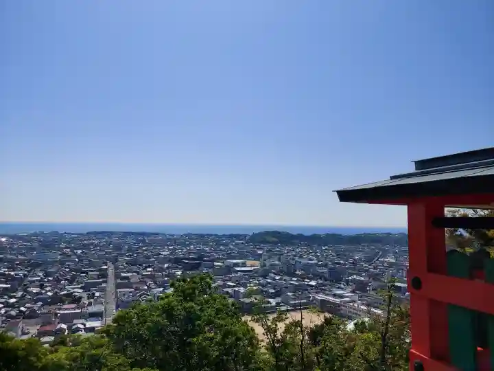 神倉神社(熊野速玉大社摂社)の{uncategorized: "未分類", other: "その他", undefined: "問題あり", building: "その他建物", grave: "お墓", sacred_gate: "鳥居", guardian: "狛犬", statue: "像", buddha: "仏像", history: "歴史", nature: "自然", garden: "庭園", animal: "動物", pagoda: "塔", temizu: "手水舎", mountain_gate: "山門・神門", sanctuary: "本殿・本堂", subordinate: "末社・摂社", art: "芸術", scenery: "景色", jizo: "地蔵", ema: "絵馬", goshuin: "御朱印", omikuji: "おみくじ", items: "授与品その他", amulet: "お守り", goshuincho: "御朱印帳", eats: "食事", festival: "お祭り", votive_dance: "神楽", shichigosan: "七五三参", wedding: "結婚式", experience: "体験その他", initially: "初詣", around: "周辺", anti_infection: "感染症対策"}