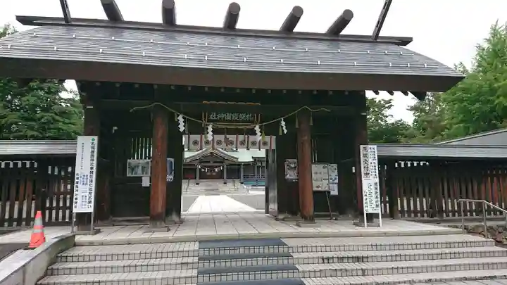 札幌護國神社の山門・神門
