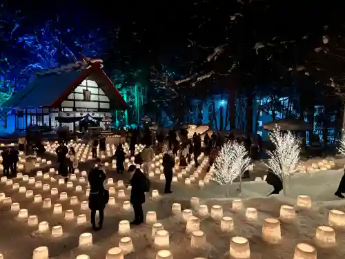 定山渓神社の{uncategorized: "未分類", other: "その他", undefined: "問題あり", building: "その他建物", grave: "お墓", sacred_gate: "鳥居", guardian: "狛犬", statue: "像", buddha: "仏像", history: "歴史", nature: "自然", garden: "庭園", animal: "動物", pagoda: "塔", temizu: "手水舎", mountain_gate: "山門・神門", sanctuary: "本殿・本堂", subordinate: "末社・摂社", art: "芸術", scenery: "景色", jizo: "地蔵", ema: "絵馬", goshuin: "御朱印", omikuji: "おみくじ", items: "授与品その他", amulet: "お守り", goshuincho: "御朱印帳", eats: "食事", festival: "お祭り", votive_dance: "神楽", shichigosan: "七五三参", wedding: "結婚式", experience: "体験その他", initially: "初詣", around: "周辺", anti_infection: "感染症対策"}