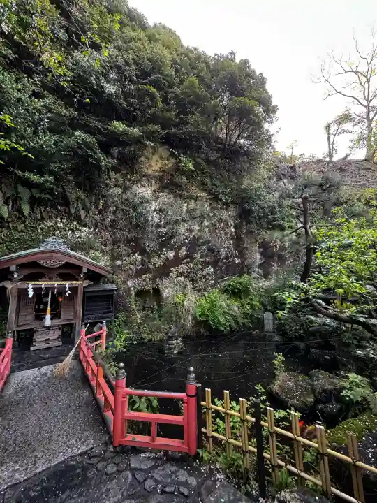 銭洗弁財天宇賀福神社の{uncategorized: "未分類", other: "その他", undefined: "問題あり", building: "その他建物", grave: "お墓", sacred_gate: "鳥居", guardian: "狛犬", statue: "像", buddha: "仏像", history: "歴史", nature: "自然", garden: "庭園", animal: "動物", pagoda: "塔", temizu: "手水舎", mountain_gate: "山門・神門", sanctuary: "本殿・本堂", subordinate: "末社・摂社", art: "芸術", scenery: "景色", jizo: "地蔵", ema: "絵馬", goshuin: "御朱印", omikuji: "おみくじ", items: "授与品その他", amulet: "お守り", goshuincho: "御朱印帳", eats: "食事", festival: "お祭り", votive_dance: "神楽", shichigosan: "七五三参", wedding: "結婚式", experience: "体験その他", initially: "初詣", around: "周辺", anti_infection: "感染症対策"}