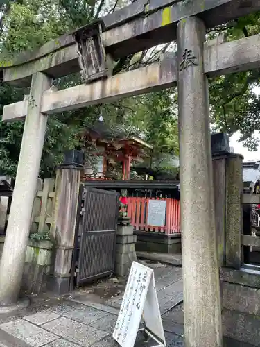 満足稲荷神社の鳥居