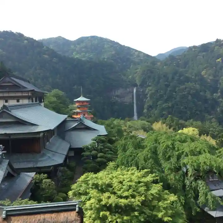 青岸渡寺の{uncategorized: "未分類", other: "その他", undefined: "問題あり", building: "その他建物", grave: "お墓", sacred_gate: "鳥居", guardian: "狛犬", statue: "像", buddha: "仏像", history: "歴史", nature: "自然", garden: "庭園", animal: "動物", pagoda: "塔", temizu: "手水舎", mountain_gate: "山門・神門", sanctuary: "本殿・本堂", subordinate: "末社・摂社", art: "芸術", scenery: "景色", jizo: "地蔵", ema: "絵馬", goshuin: "御朱印", omikuji: "おみくじ", items: "授与品その他", amulet: "お守り", goshuincho: "御朱印帳", eats: "食事", festival: "お祭り", votive_dance: "神楽", shichigosan: "七五三参", wedding: "結婚式", experience: "体験その他", initially: "初詣", around: "周辺", anti_infection: "感染症対策"}