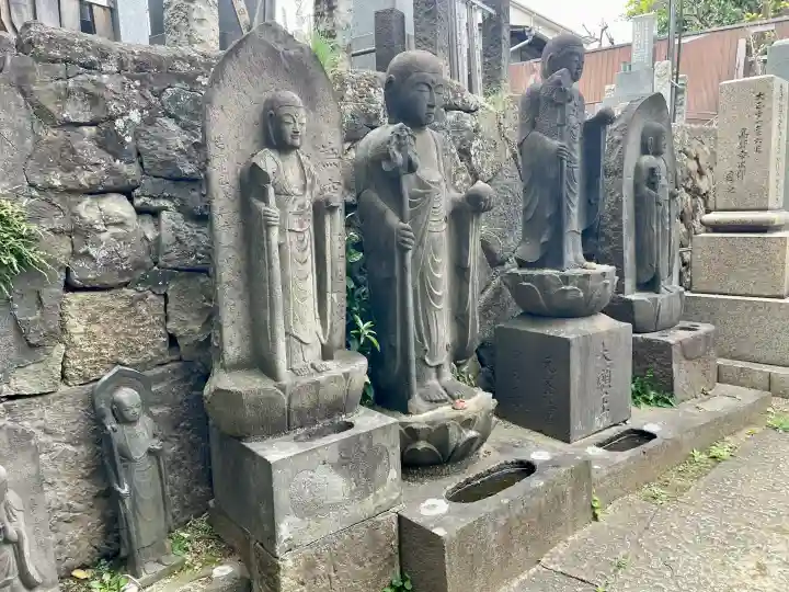 天竜院の{uncategorized: "未分類", other: "その他", undefined: "問題あり", building: "その他建物", grave: "お墓", sacred_gate: "鳥居", guardian: "狛犬", statue: "像", buddha: "仏像", history: "歴史", nature: "自然", garden: "庭園", animal: "動物", pagoda: "塔", temizu: "手水舎", mountain_gate: "山門・神門", sanctuary: "本殿・本堂", subordinate: "末社・摂社", art: "芸術", scenery: "景色", jizo: "地蔵", ema: "絵馬", goshuin: "御朱印", omikuji: "おみくじ", items: "授与品その他", amulet: "お守り", goshuincho: "御朱印帳", eats: "食事", festival: "お祭り", votive_dance: "神楽", shichigosan: "七五三参", wedding: "結婚式", experience: "体験その他", initially: "初詣", around: "周辺", anti_infection: "感染症対策"}