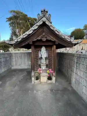 神明社（三ツ屋神明社）の{uncategorized: "未分類", other: "その他", undefined: "問題あり", building: "その他建物", grave: "お墓", sacred_gate: "鳥居", guardian: "狛犬", statue: "像", buddha: "仏像", history: "歴史", nature: "自然", garden: "庭園", animal: "動物", pagoda: "塔", temizu: "手水舎", mountain_gate: "山門・神門", sanctuary: "本殿・本堂", subordinate: "末社・摂社", art: "芸術", scenery: "景色", jizo: "地蔵", ema: "絵馬", goshuin: "御朱印", omikuji: "おみくじ", items: "授与品その他", amulet: "お守り", goshuincho: "御朱印帳", eats: "食事", festival: "お祭り", votive_dance: "神楽", shichigosan: "七五三参", wedding: "結婚式", experience: "体験その他", initially: "初詣", around: "周辺", anti_infection: "感染症対策"}