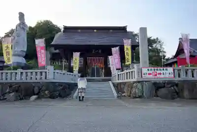 埼玉厄除け開運大師・龍泉寺（切り絵御朱印発祥の寺）の山門・神門